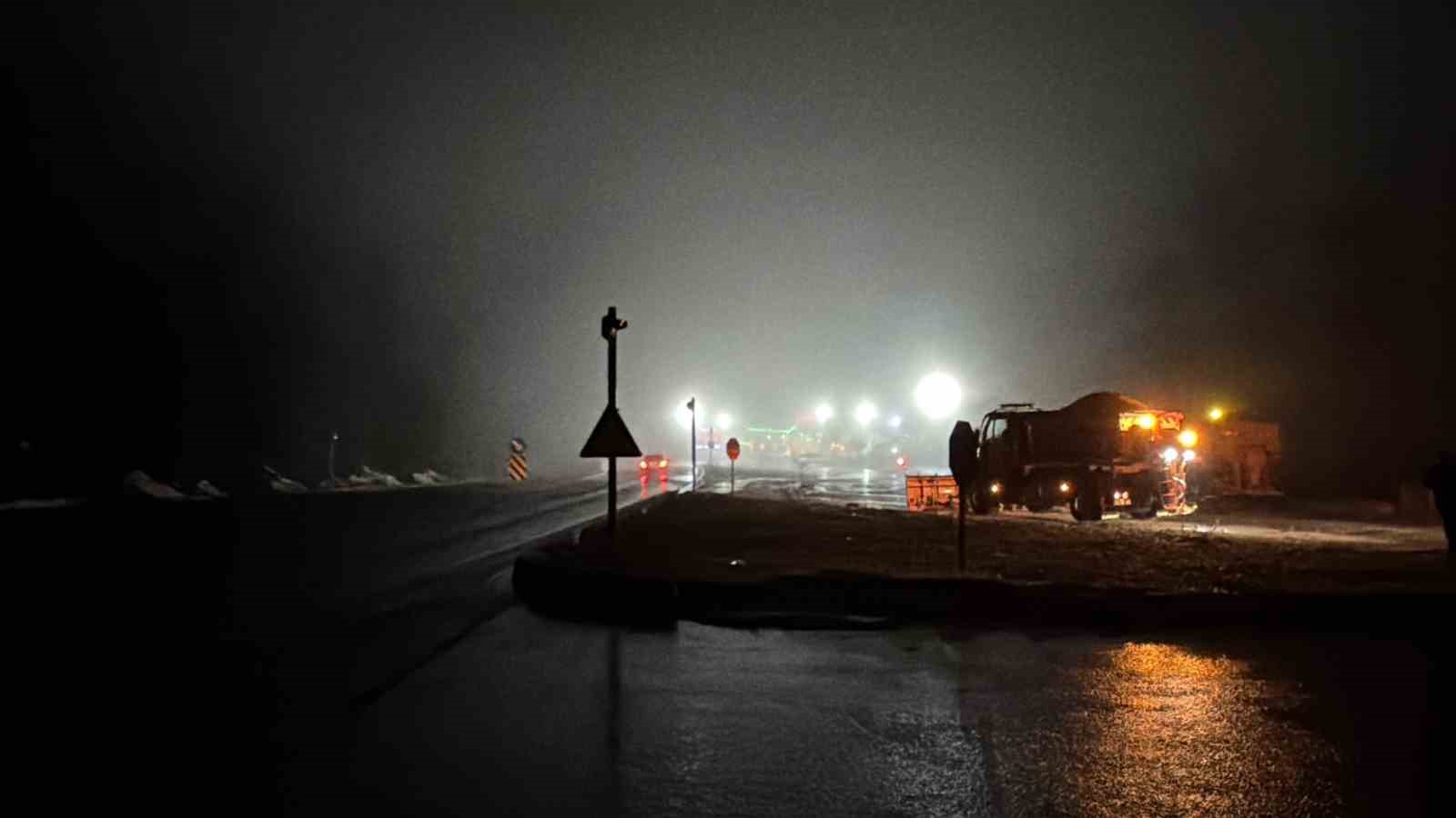 Bolu Dağı’nda sis ve sağanak yağış etkili: Karayolları ekipleri teyakkuzda
Bolu Dağı’nda sis ve sağanak yağış etkili: Karayolları ekipleri teyakkuzda