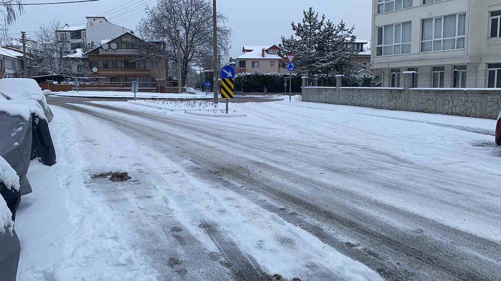 Bolu güne karla uyandı
