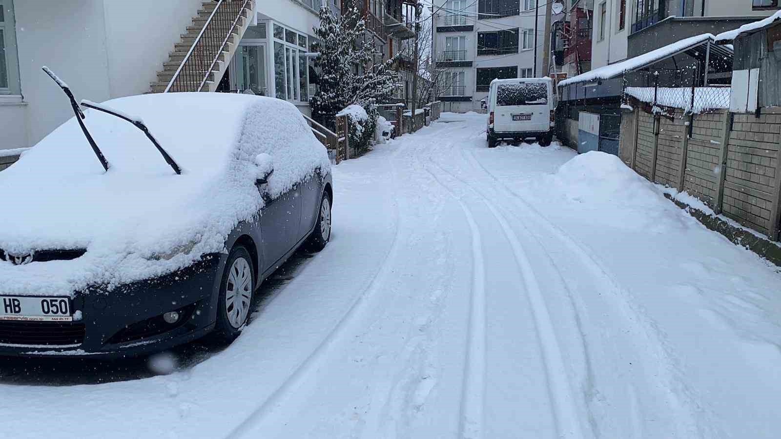 Bolu güne karla uyandı
