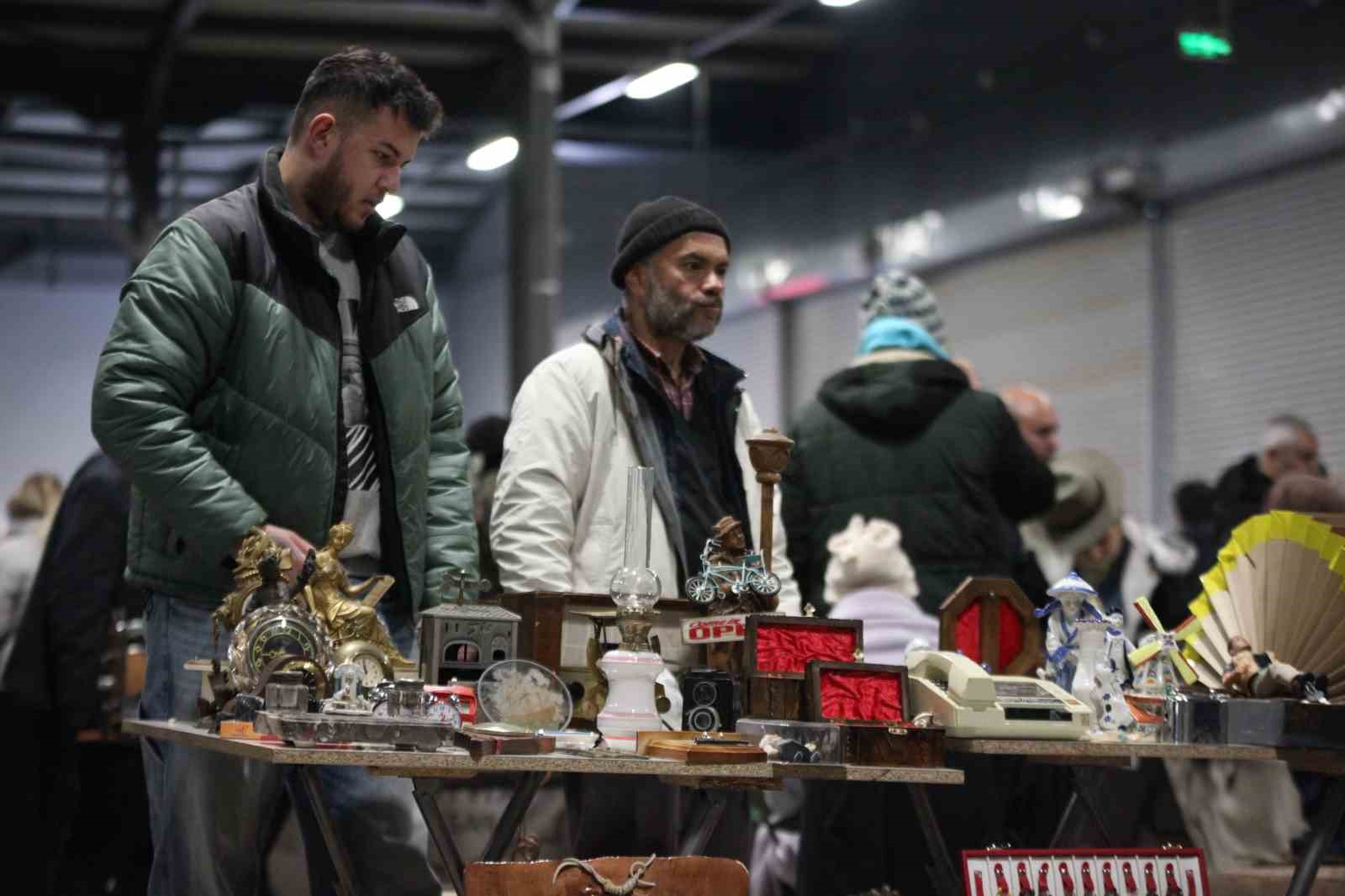 Bu pazarda tezgahtakiler geçmişe götürüyor
