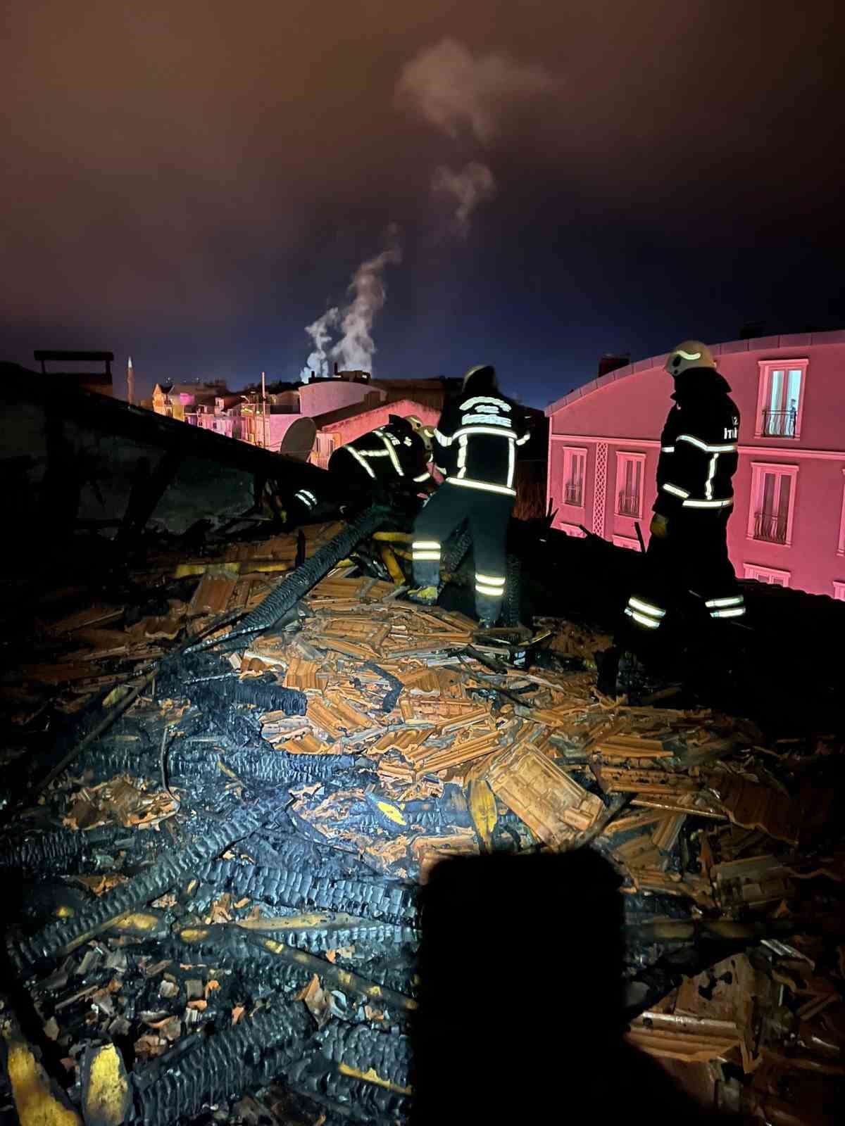 Burdur’da 4 katlı binada korkutan yangın
