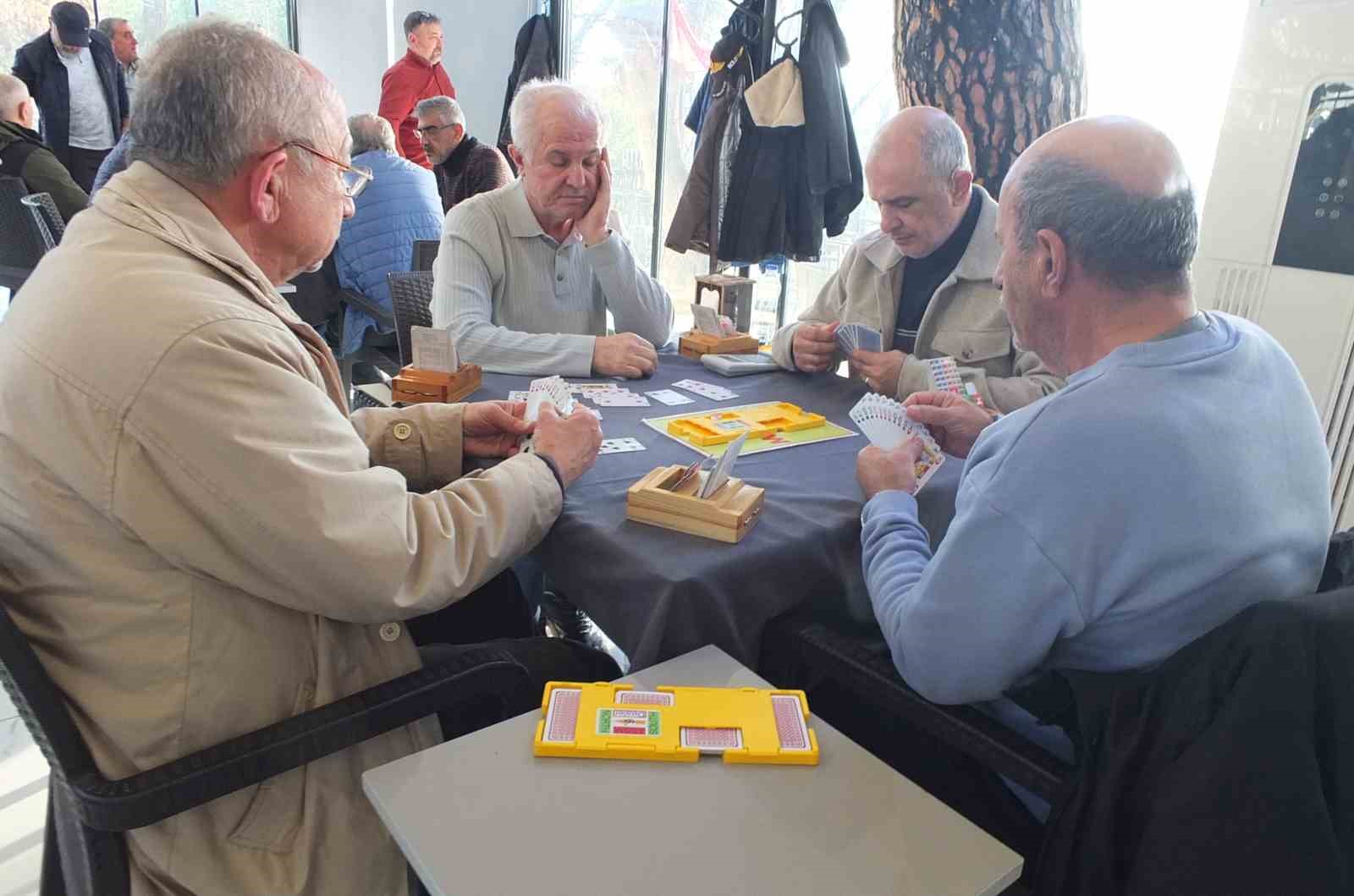 Burhaniye’ de briç turnuvaları devam ediyor
