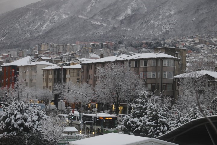 Bursa sabaha beyaz örtüyle uyandı..Ulaşımda aksamalar yaşandı
Bursa sabaha beyaz örtüyle uyandı..Ulaşımda aksamalar yaşandı