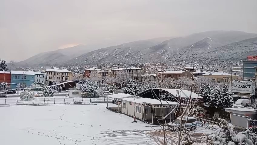 Bursa sabaha beyaz örtüyle uyandı..Ulaşımda aksamalar yaşandı
Bursa sabaha beyaz örtüyle uyandı..Ulaşımda aksamalar yaşandı