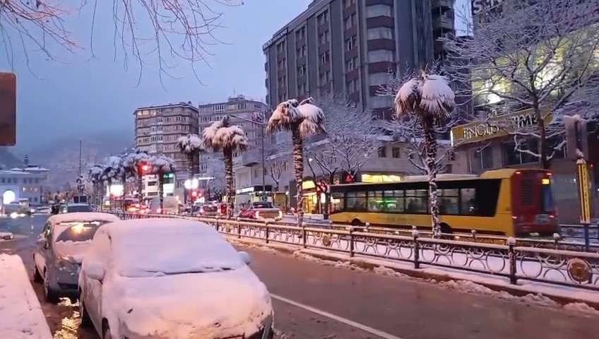 Bursa sabaha beyaz örtüyle uyandı..Ulaşımda aksamalar yaşandı
Bursa sabaha beyaz örtüyle uyandı..Ulaşımda aksamalar yaşandı