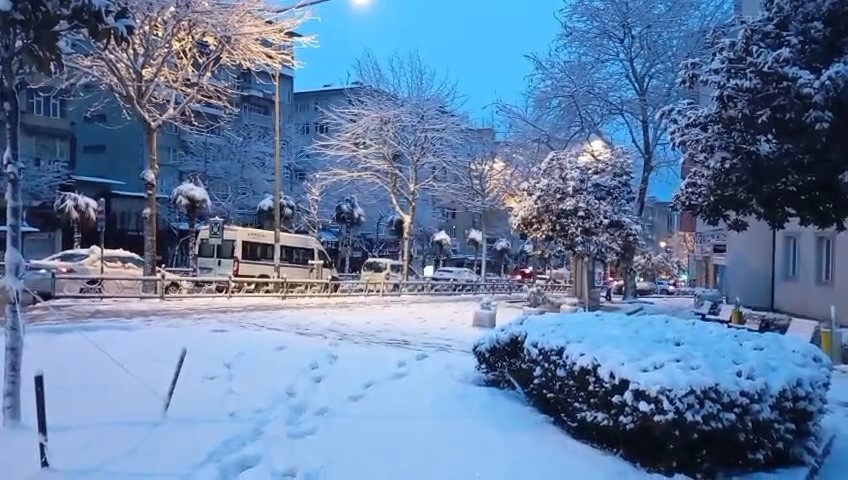 Bursa sabaha beyaz örtüyle uyandı..Ulaşımda aksamalar yaşandı
Bursa sabaha beyaz örtüyle uyandı..Ulaşımda aksamalar yaşandı