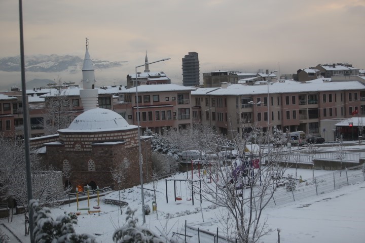 Bursa sabaha beyaz örtüyle uyandı..Ulaşımda aksamalar yaşandı
Bursa sabaha beyaz örtüyle uyandı..Ulaşımda aksamalar yaşandı