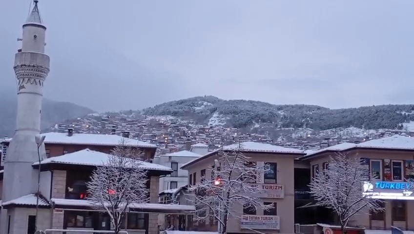 Bursa sabaha beyaz örtüyle uyandı..Ulaşımda aksamalar yaşandı
Bursa sabaha beyaz örtüyle uyandı..Ulaşımda aksamalar yaşandı