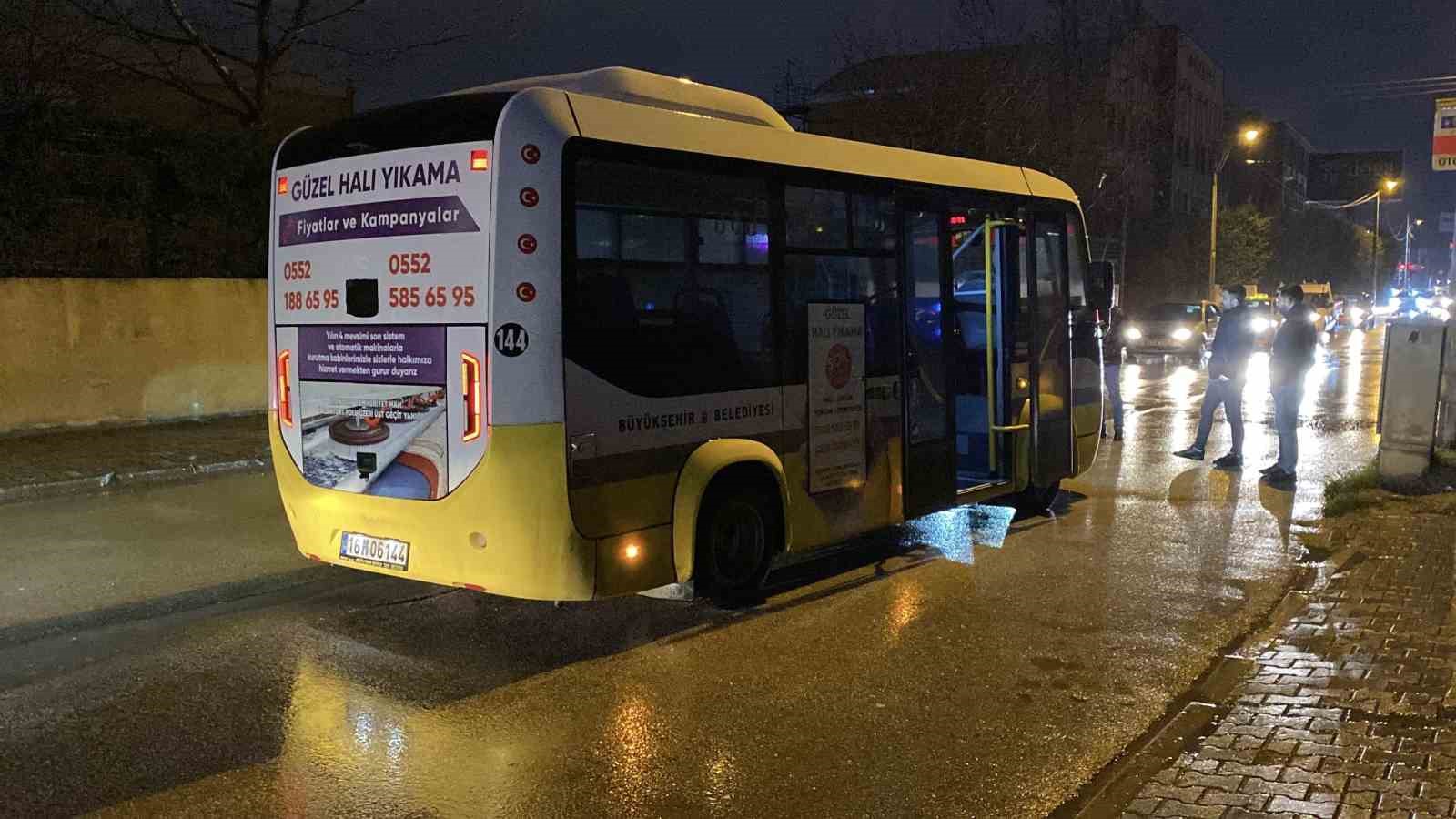 Bursa’da halk minibüsü anne ve kızına çarptı: 2 yaralı
