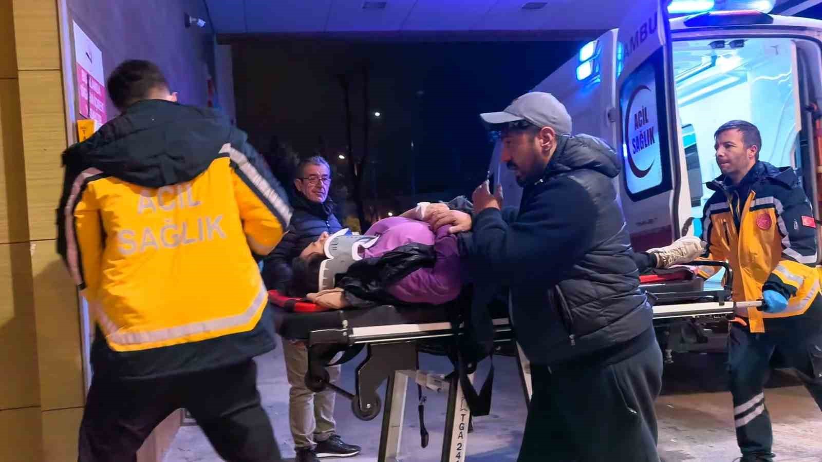 Bursa’da halk minibüsü anne ve kızına çarptı: 2 yaralı
