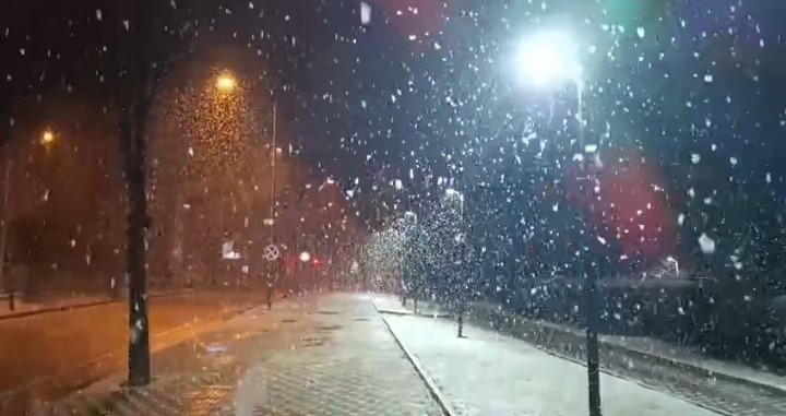 Bursa’da kar yağışı etkisini göstermeye başladı
Bursa’da kar yağışı etkisini göstermeye başladı