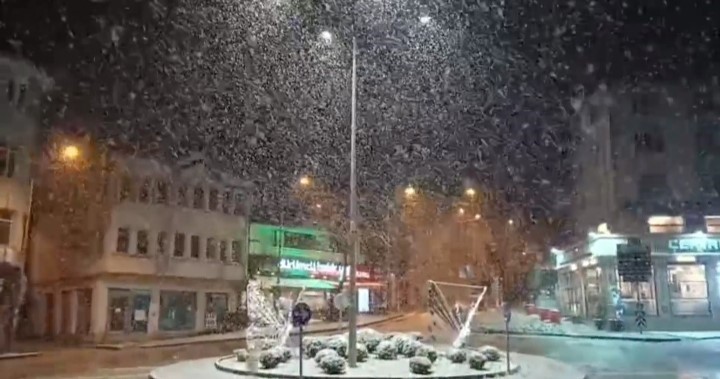 Bursa’da kar yağışı etkisini göstermeye başladı
Bursa’da kar yağışı etkisini göstermeye başladı