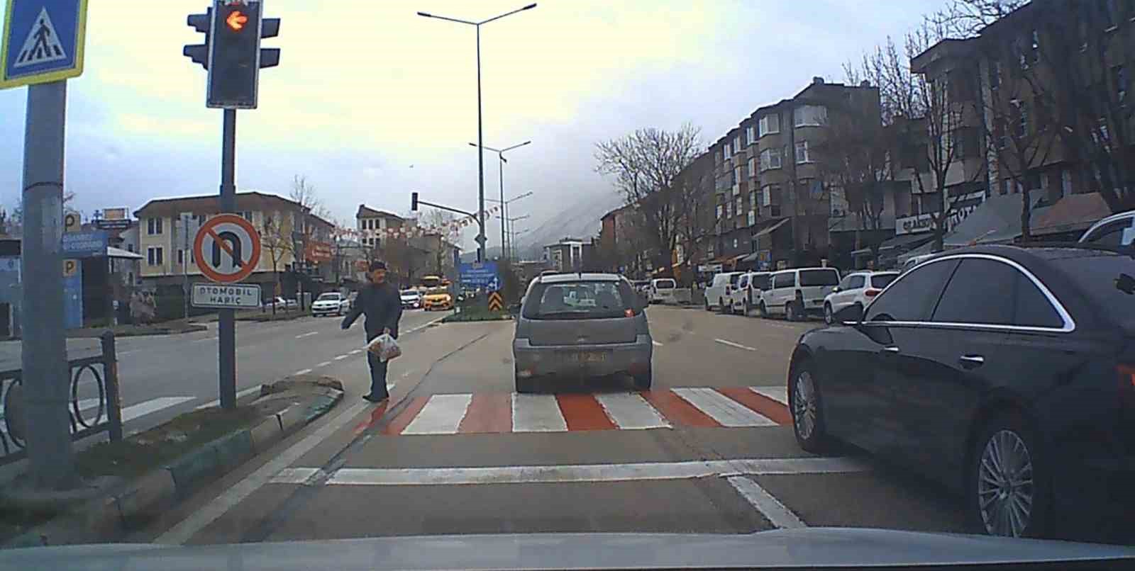 Bursa’da kırmızı ışık ihlali kaza getiriyordu...Yayanın canını hiçe saydı
