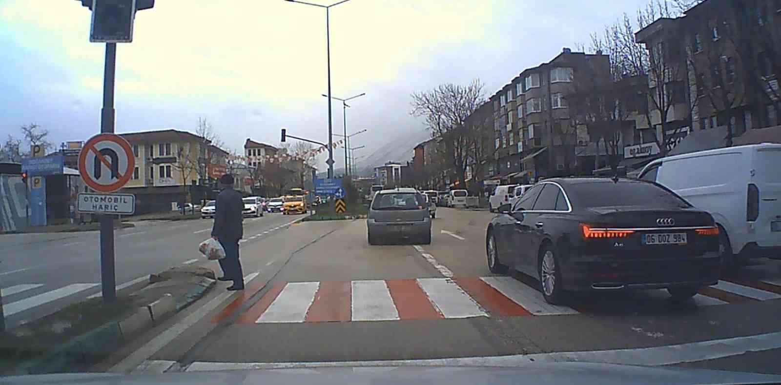 Bursa’da kırmızı ışık ihlali kaza getiriyordu...Yayanın canını hiçe saydı
