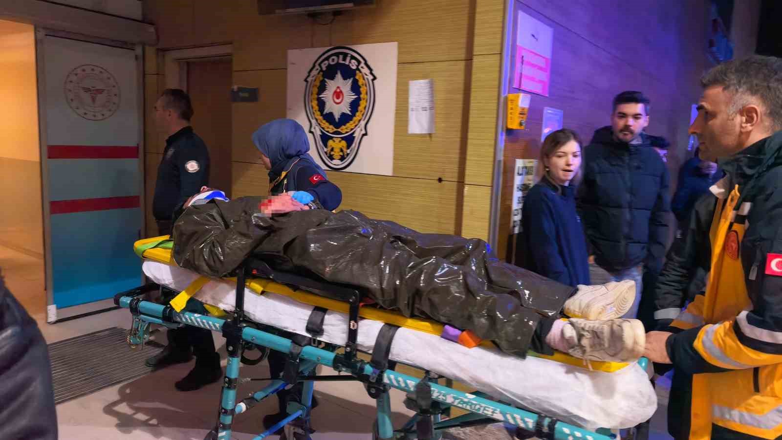 Bursa’da motosiklet yayalara çarptı: 1’i ağır 2 yaralı
