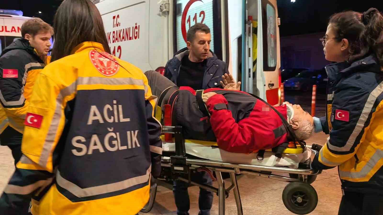 Bursa’da motosiklet yayalara çarptı: 1’i ağır 2 yaralı
