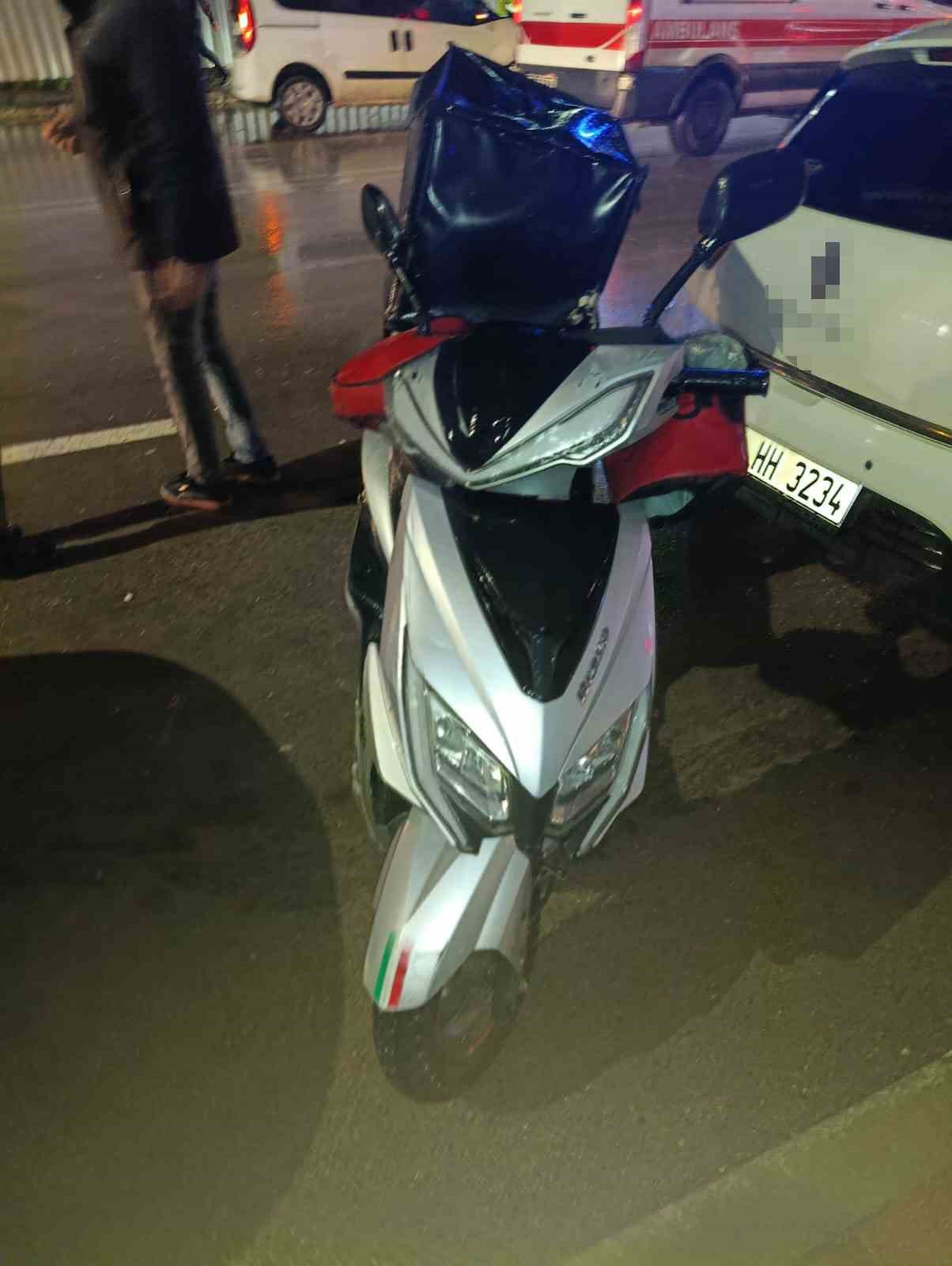 Bursa’da motosiklet yayalara çarptı: 1’i ağır 2 yaralı
