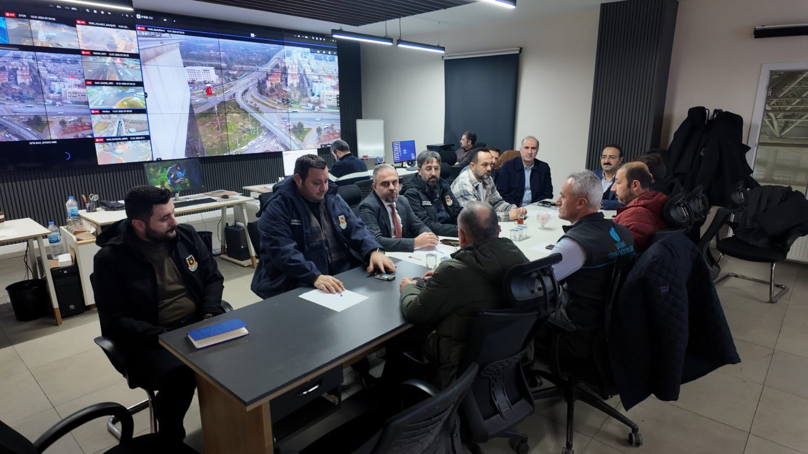 Büyükşehir’de sel ve su baskınlarına karşı kritik toplantı
Büyükşehir’de sel ve su baskınlarına karşı kritik toplantı