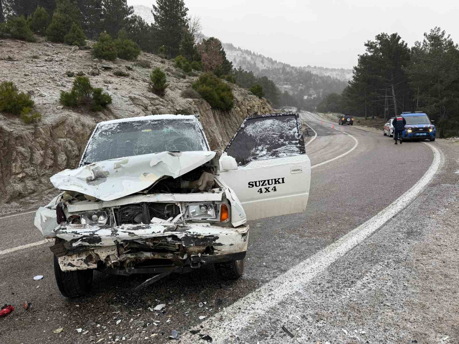 Buzlanma nedeniyle arazi aracıyla kamyonet çarpıştı: 2 yaralı

