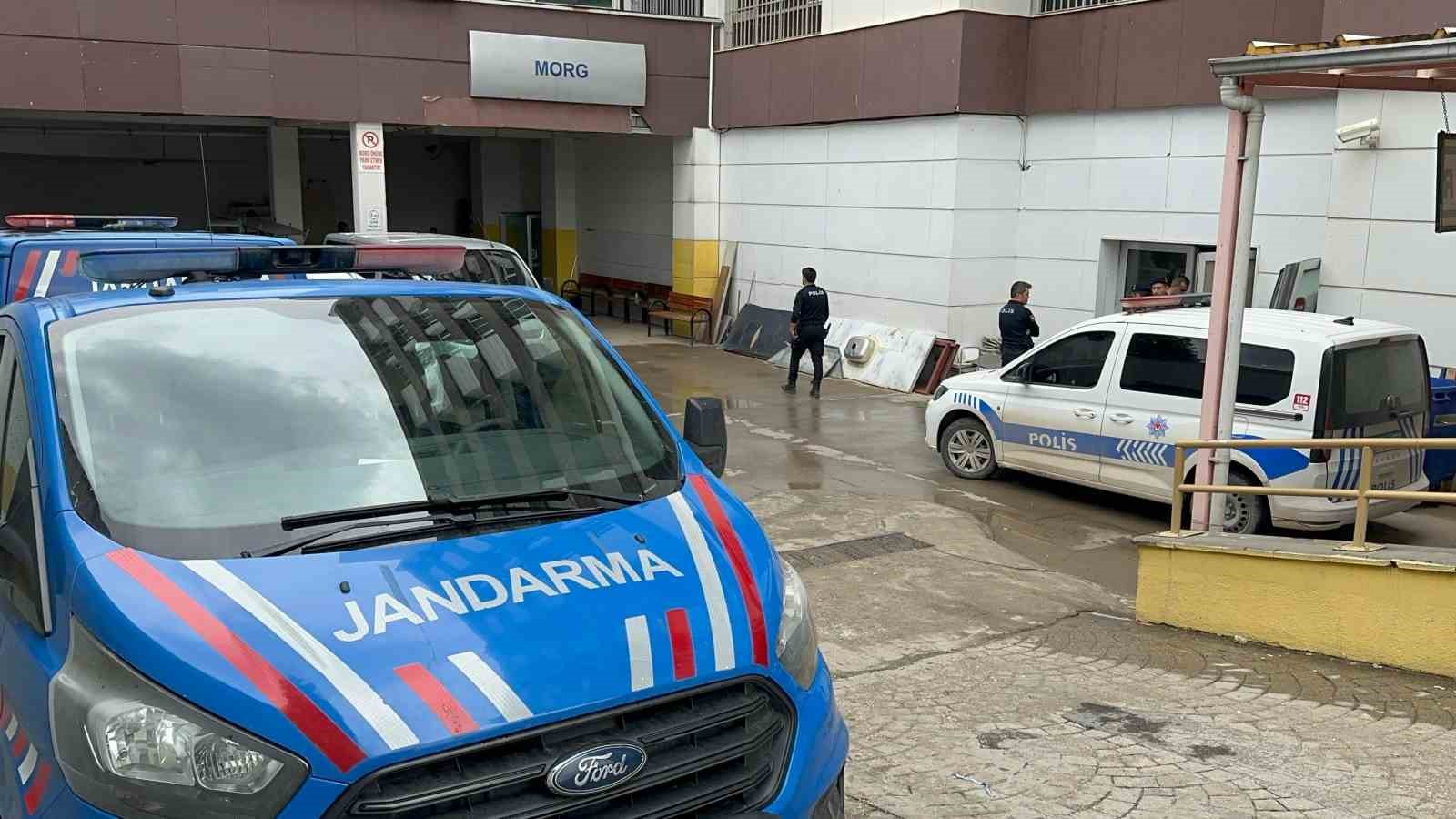 Çatıdan düşen bina yöneticisi hayatını kaybetti
