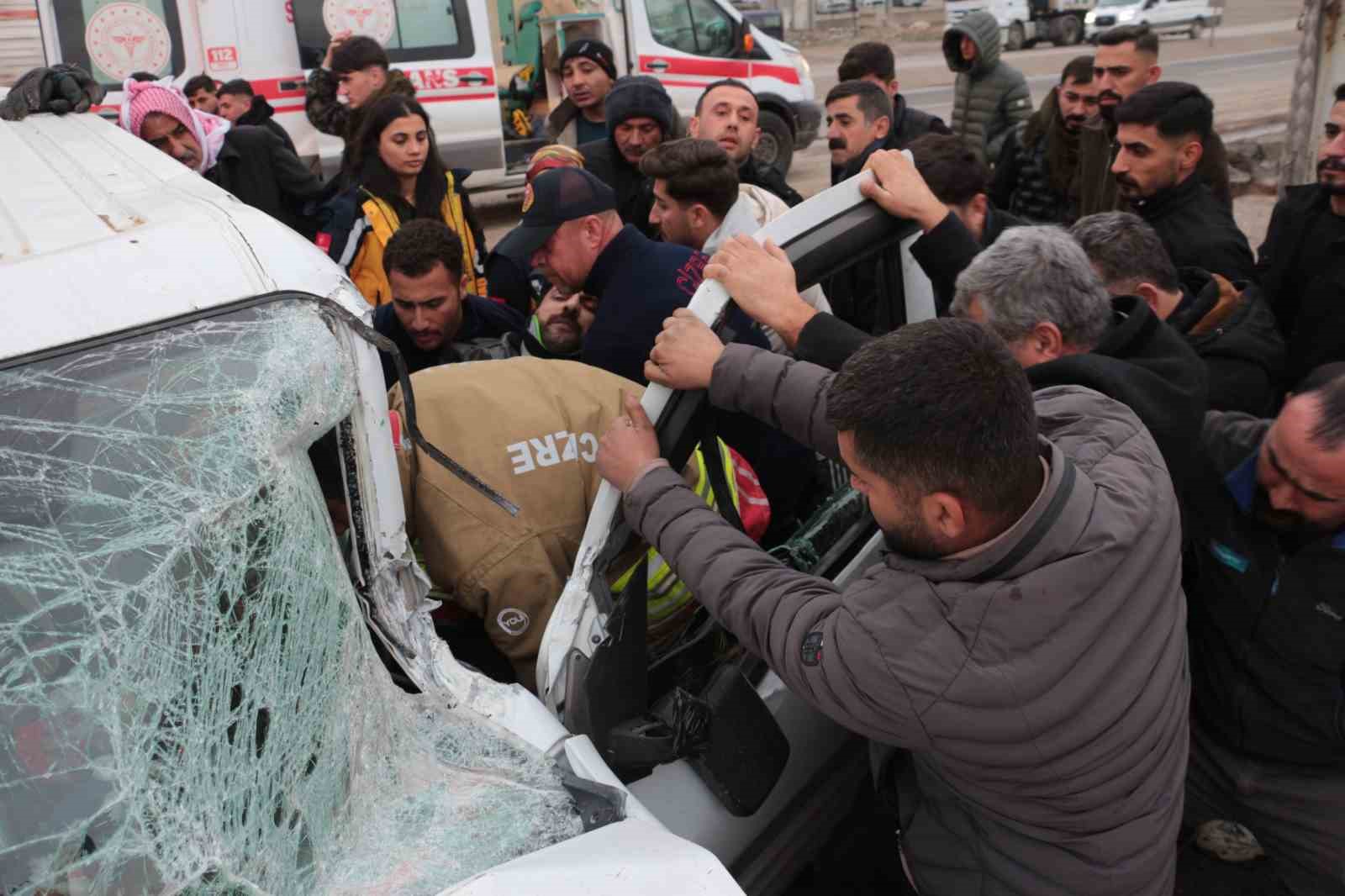 Cizre’de hafif ticari araç park halindeki tırın dorsesine çarptı: 1 yaralı
Cizre’de hafif ticari araç park halindeki tırın dorsesine çarptı: 1 yaralı