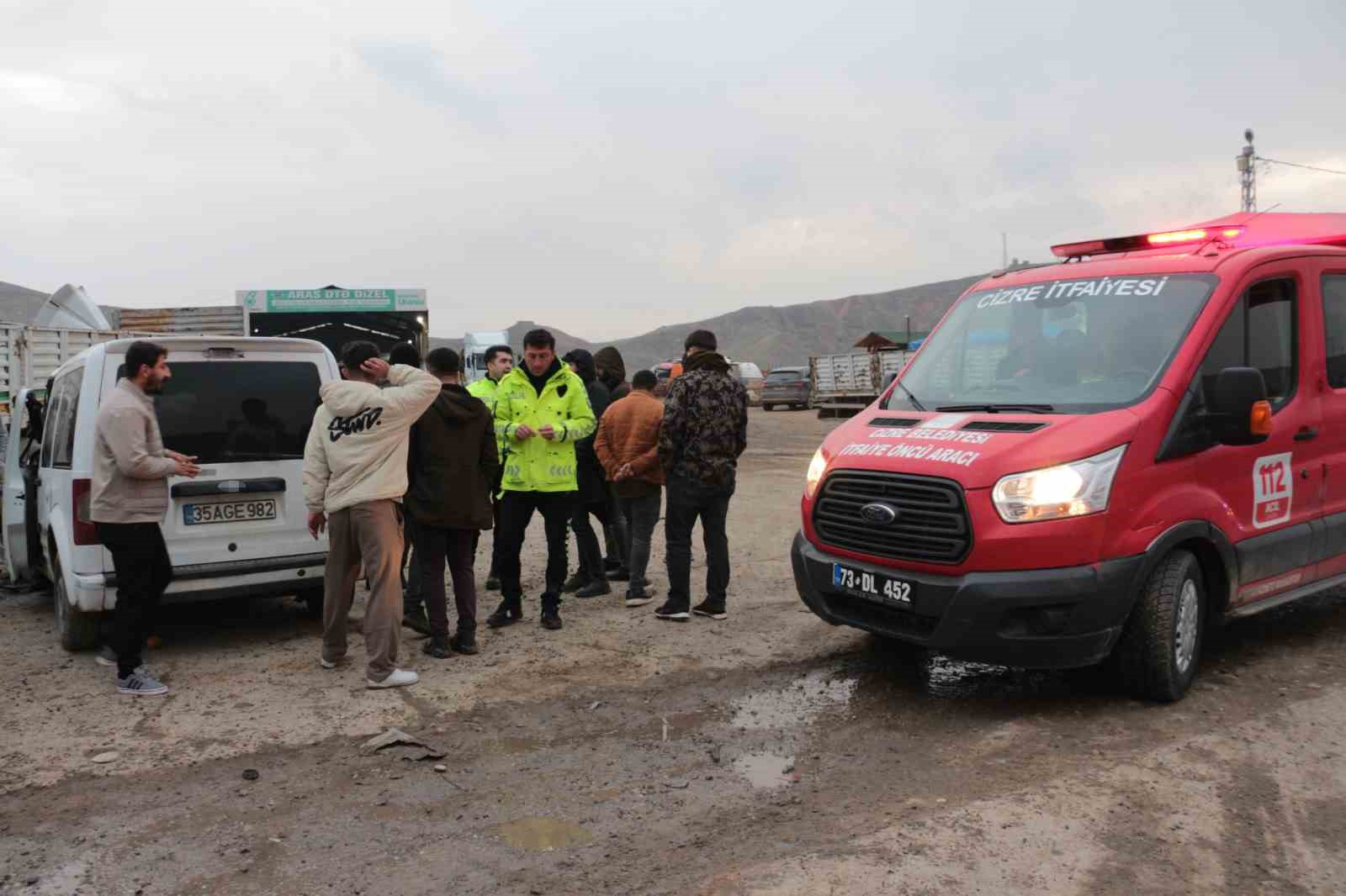 Cizre’de hafif ticari araç park halindeki tırın dorsesine çarptı: 1 yaralı
Cizre’de hafif ticari araç park halindeki tırın dorsesine çarptı: 1 yaralı