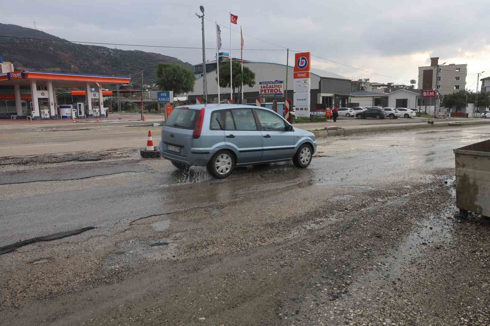 Çukura düşen araçları durdurmaya çalıştı, başarısız oldu

