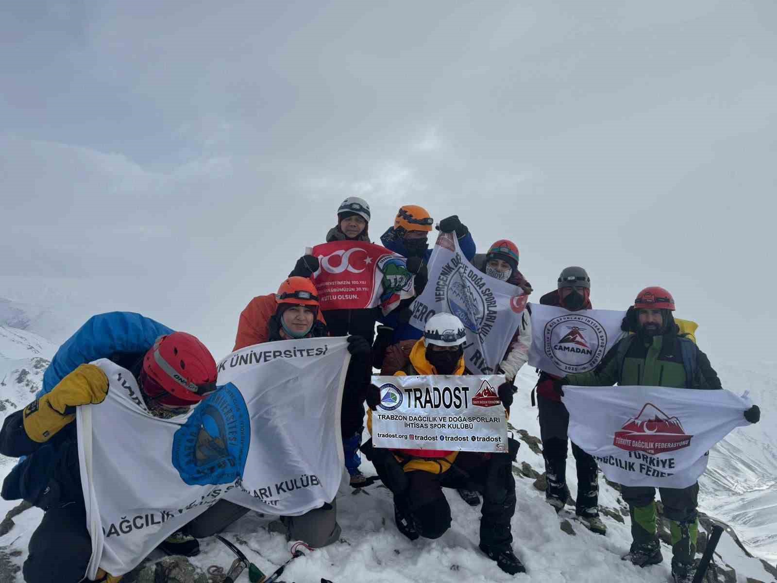 Demirkapı Tepesi’ne kış zirve tırmanışı
