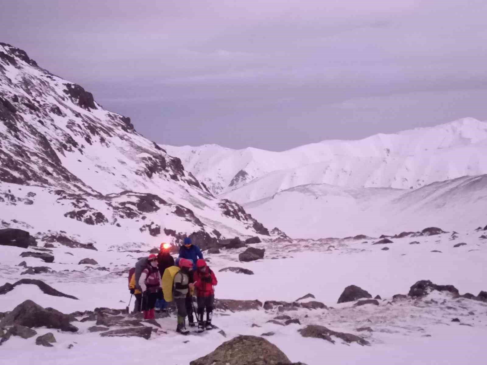 Demirkapı Tepesi’ne kış zirve tırmanışı
