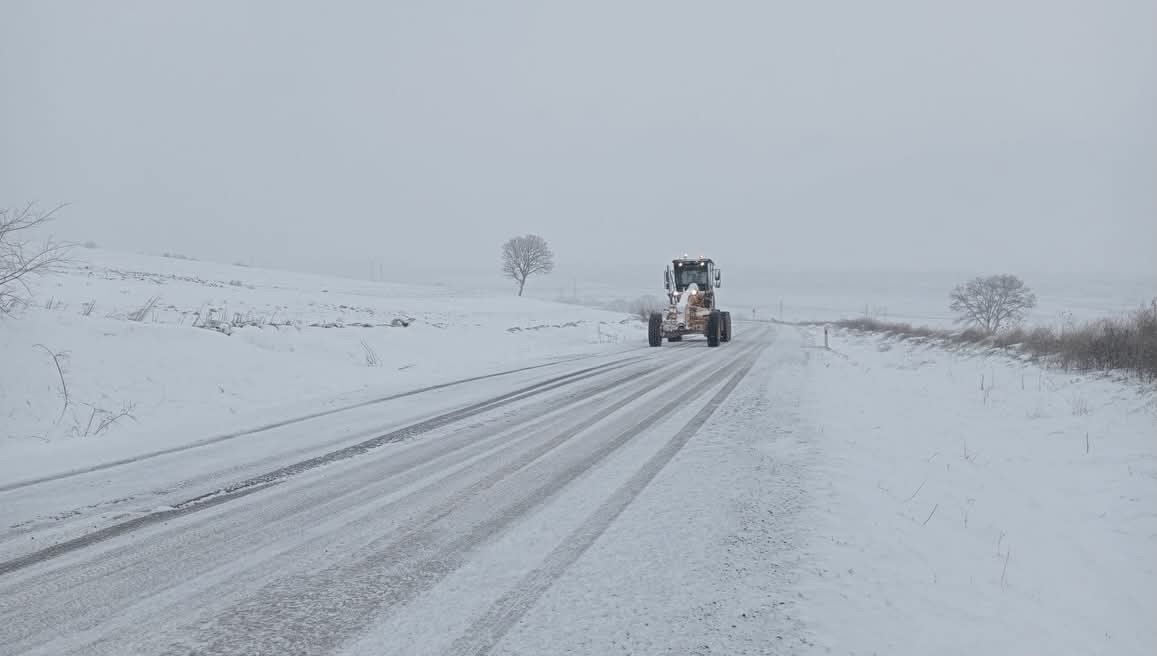 Edirne’de kar kent merkezinde etkisini azalttı, ilçelerde kar küremesi devam ediyor
