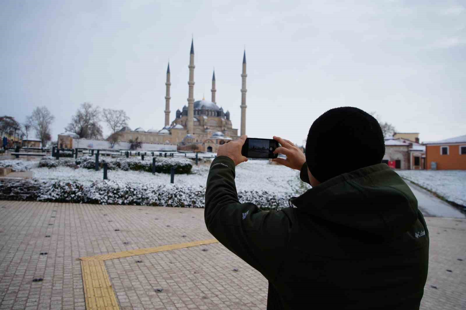 Edirne’de kar yağışı kartpostallık görüntüler oluşturdu
