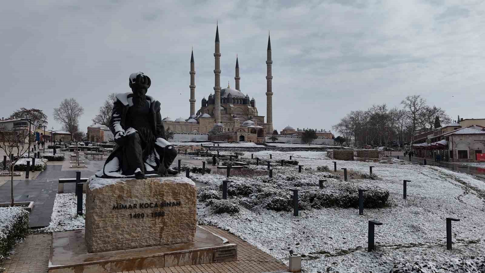 Edirne’de kar yağışı kartpostallık görüntüler oluşturdu
