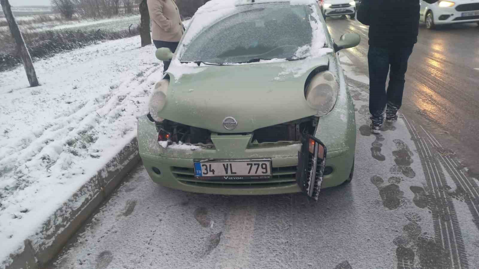 Edirne’de kar yağışında zincirleme kaza: 9 araç birbirine girdi
