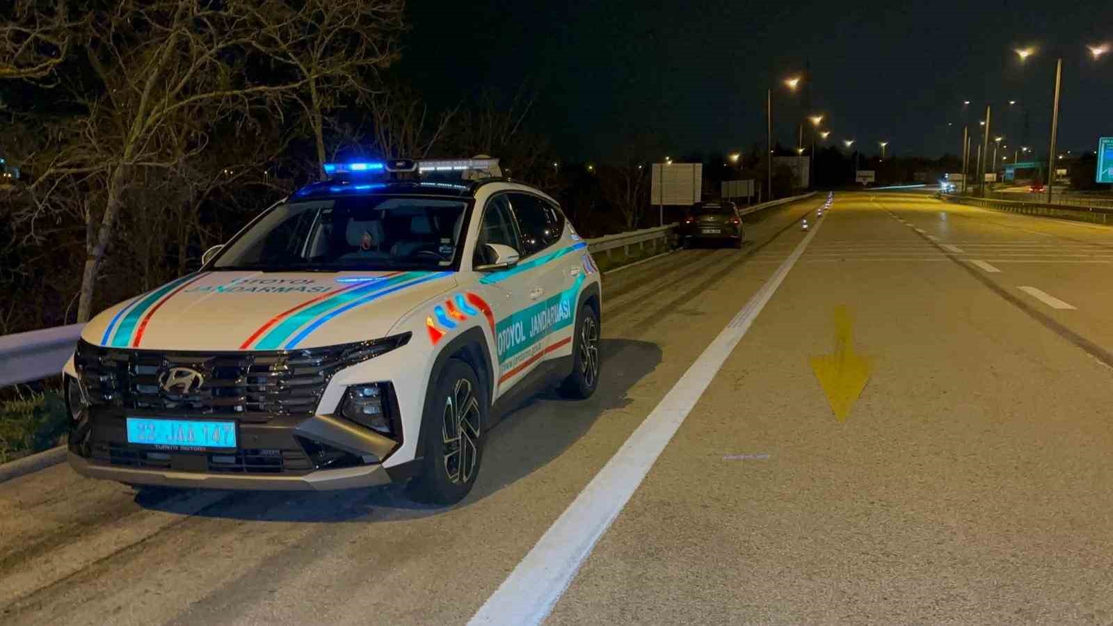 Edirne’de ters yöne giren alkollü sürücü kaza yaptı: 2 yaralı
Edirne’de ters yöne giren alkollü sürücü kaza yaptı: 2 yaralı