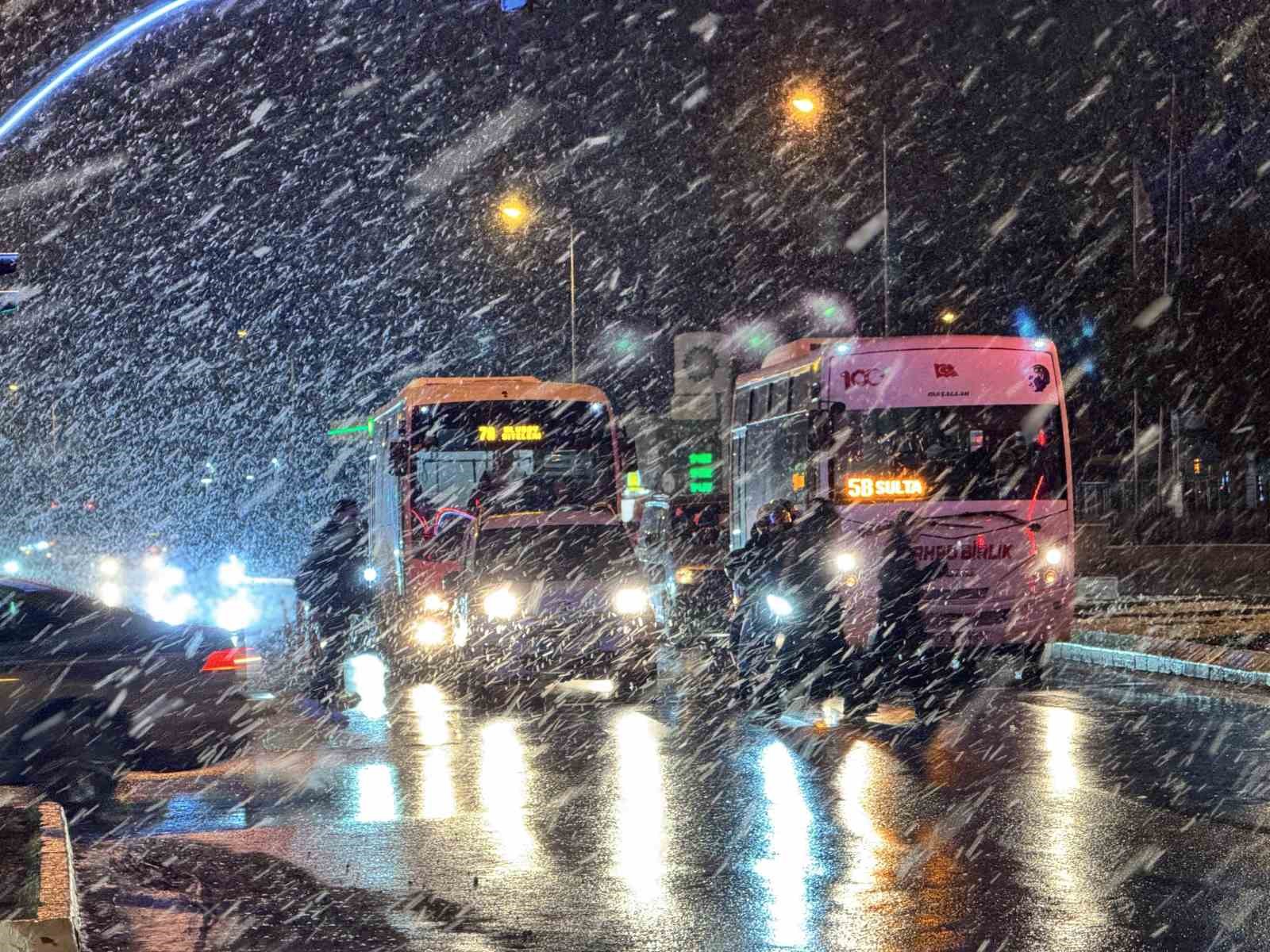 Edirne’de yoğun kar yağışı etkili oluyor
Edirne’de yoğun kar yağışı etkili oluyor
