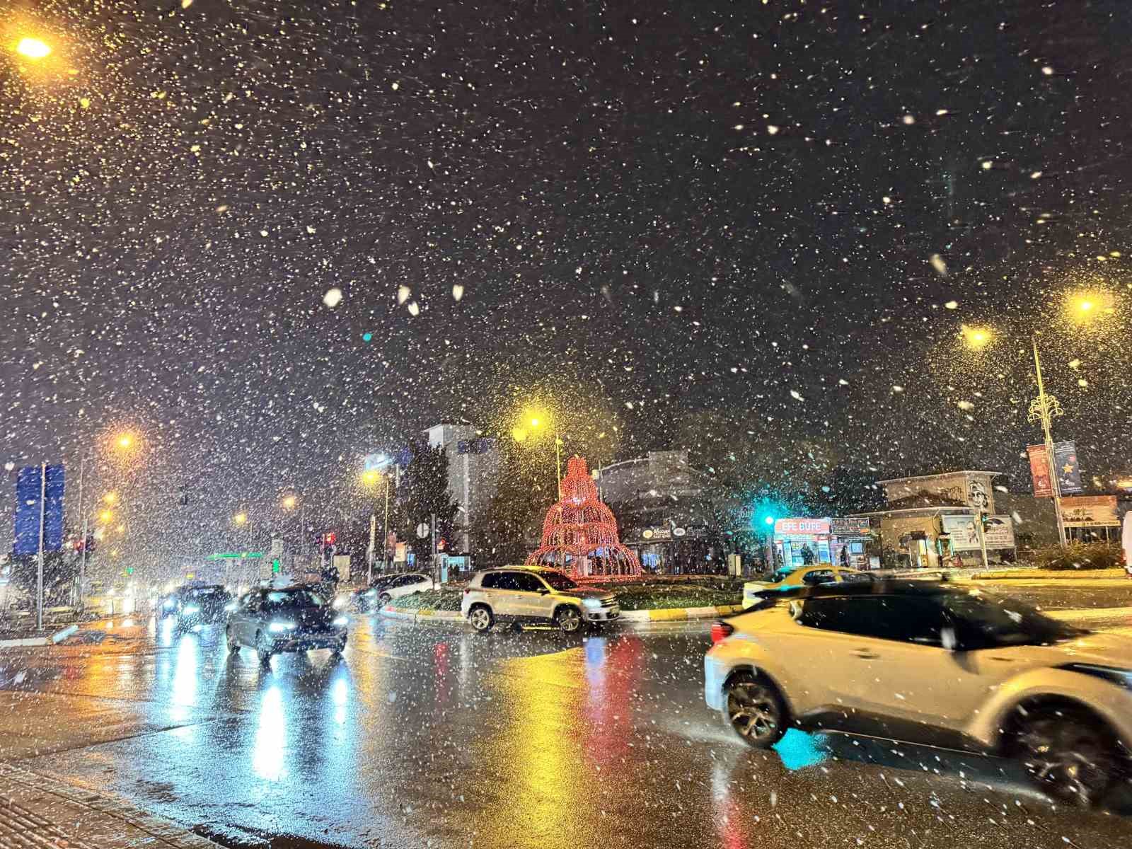 Edirne’de yoğun kar yağışı etkili oluyor
Edirne’de yoğun kar yağışı etkili oluyor