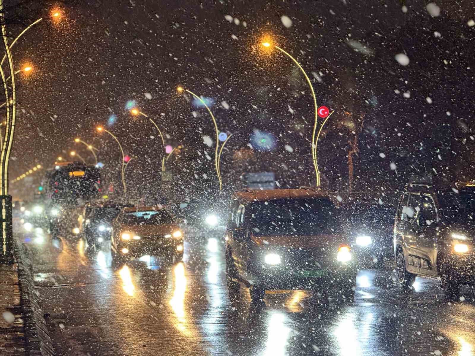 Edirne’de yoğun kar yağışı etkili oluyor
Edirne’de yoğun kar yağışı etkili oluyor