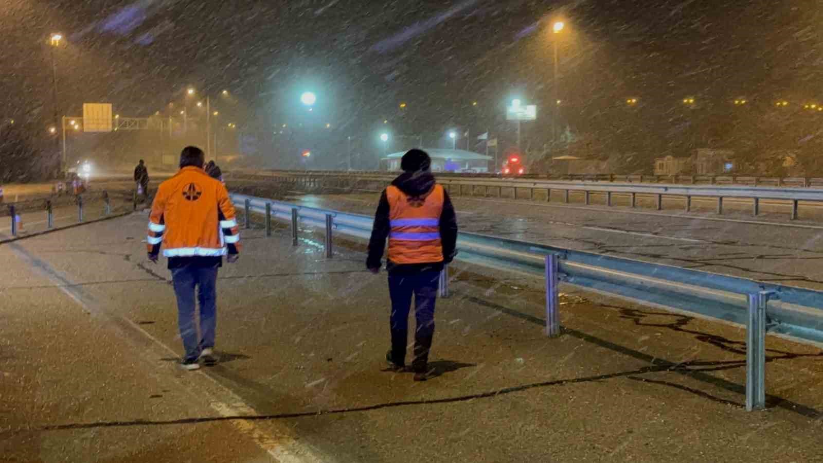 Edirne’de yoğun kar yağışı etkili oluyor
Edirne’de yoğun kar yağışı etkili oluyor
