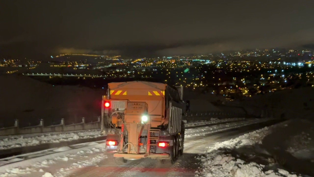 Elazığ Belediyesi, karla mücadele çalışmalarını sürdürüyor
