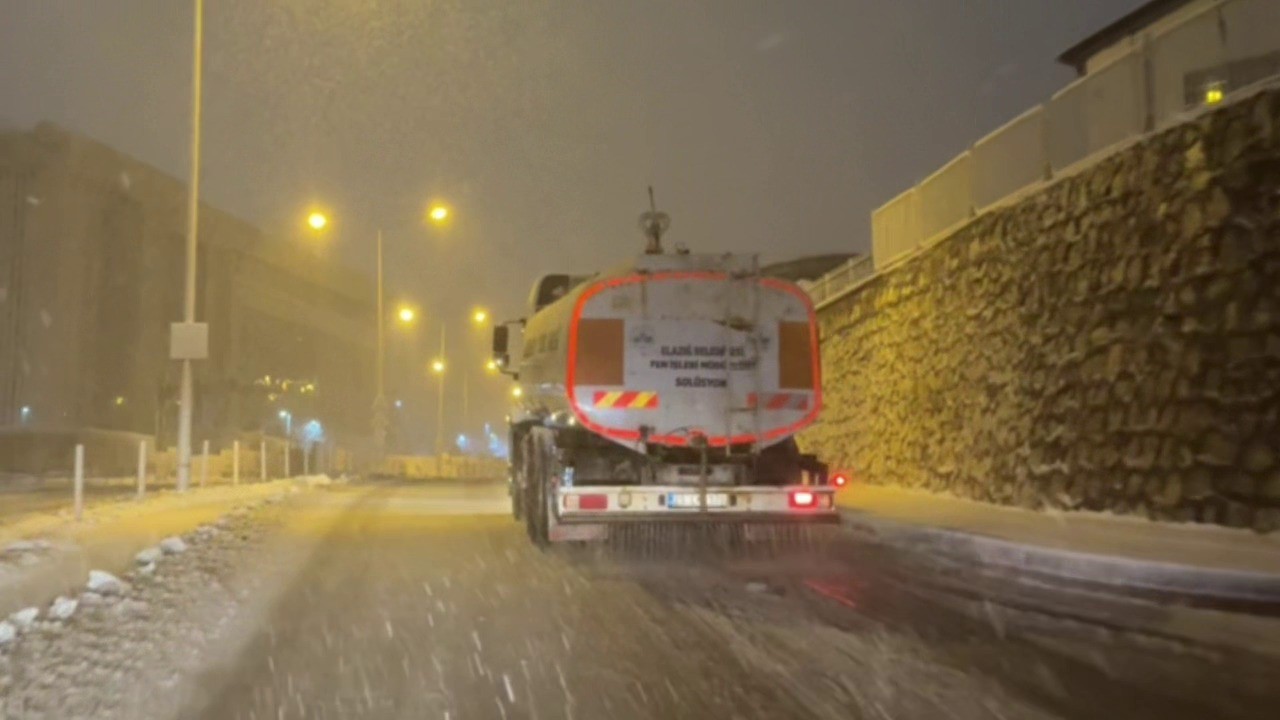 Elazığ Belediyesi, karla mücadele çalışmalarını sürdürüyor
