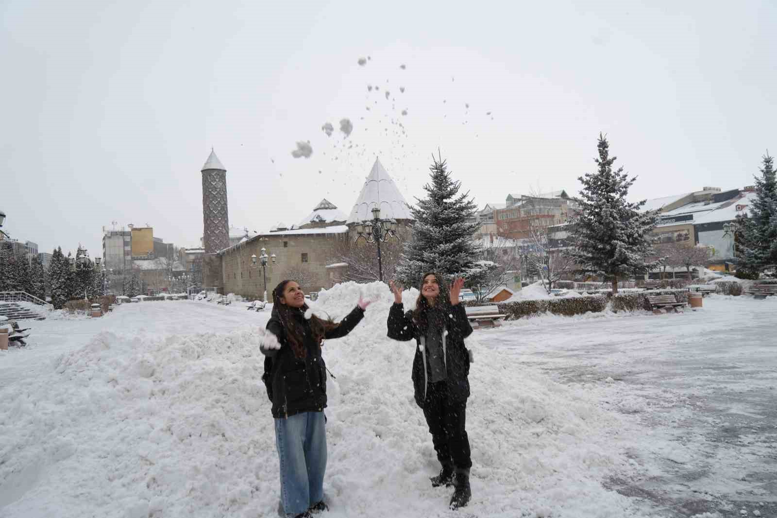 Erzurum’da kar yağışı etkili oluyor
Erzurum’da kar yağışı etkili oluyor