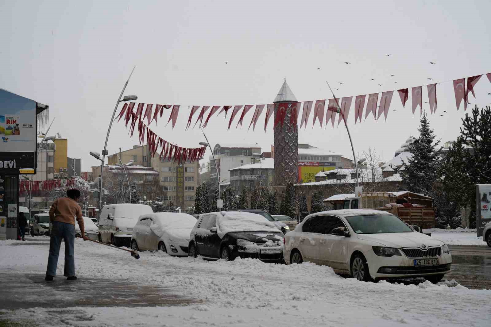 Erzurum’da kar yağışı etkili oluyor
Erzurum’da kar yağışı etkili oluyor