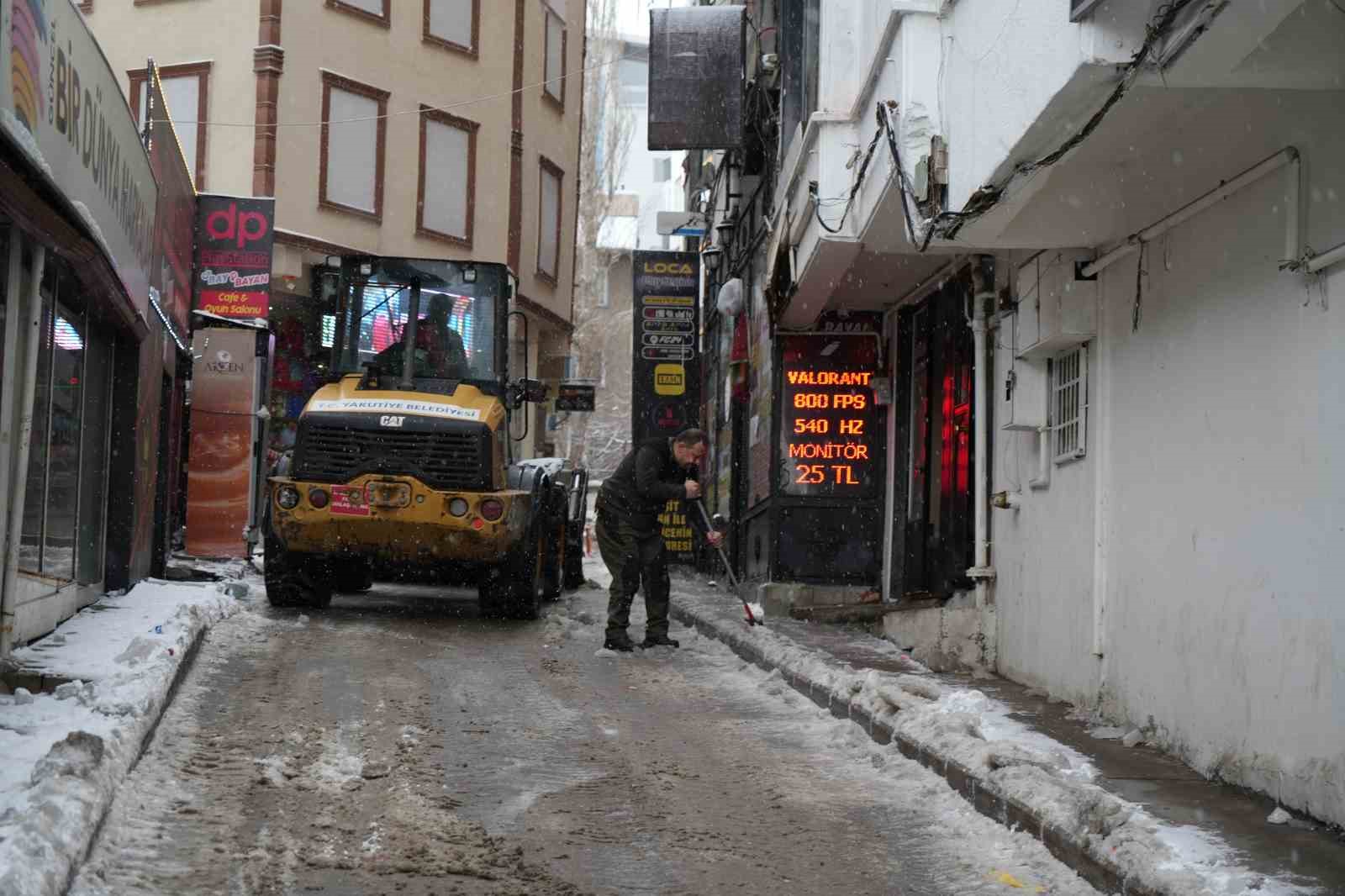Erzurum’da kar yağışı etkili oluyor
Erzurum’da kar yağışı etkili oluyor