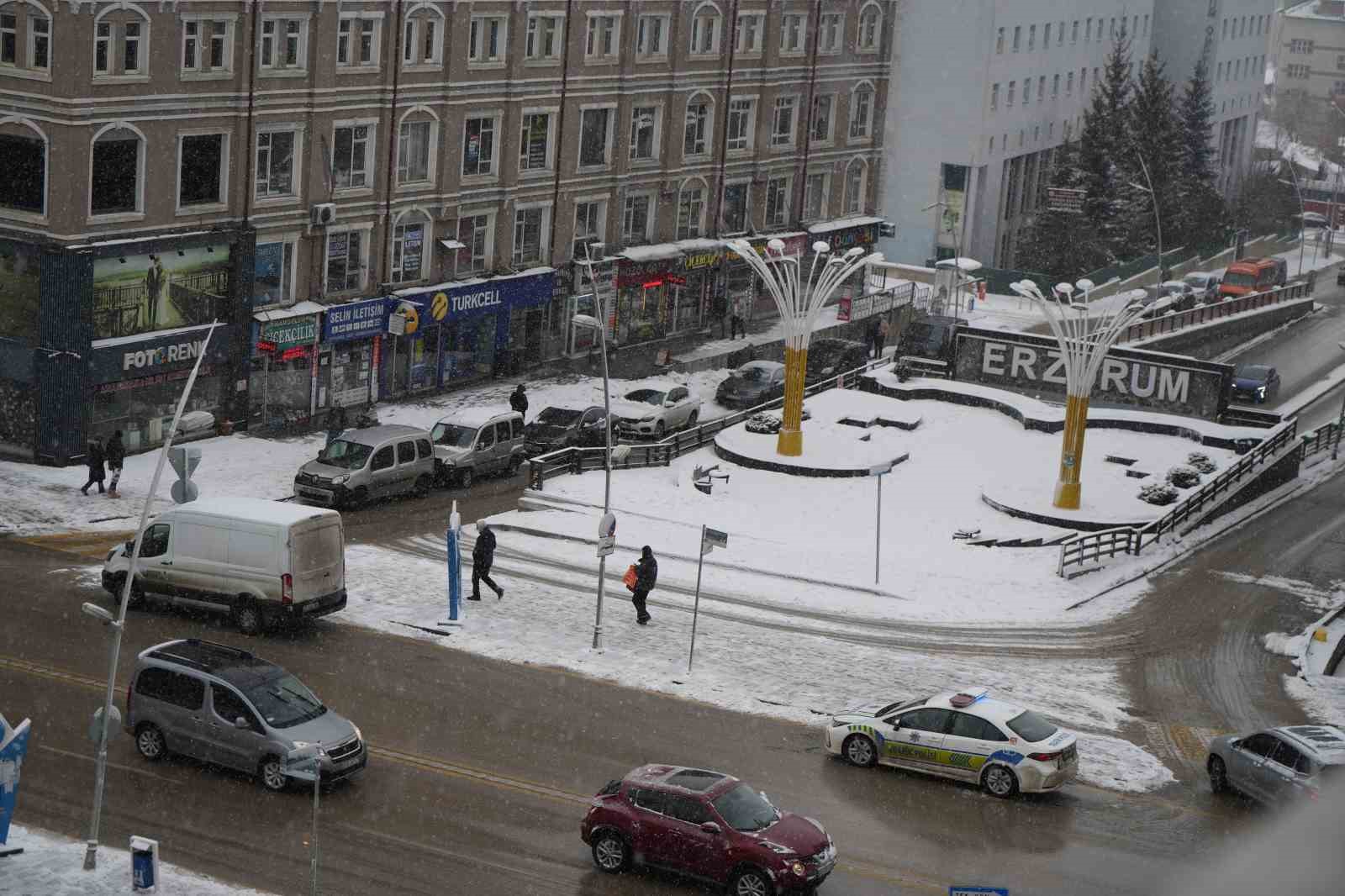 Erzurum’da kar yağışı etkili oluyor
Erzurum’da kar yağışı etkili oluyor
