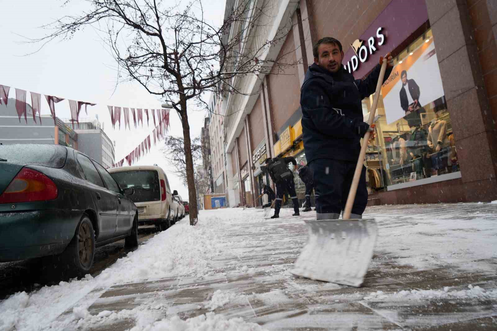 Erzurum’da kar yağışı etkili oluyor
Erzurum’da kar yağışı etkili oluyor