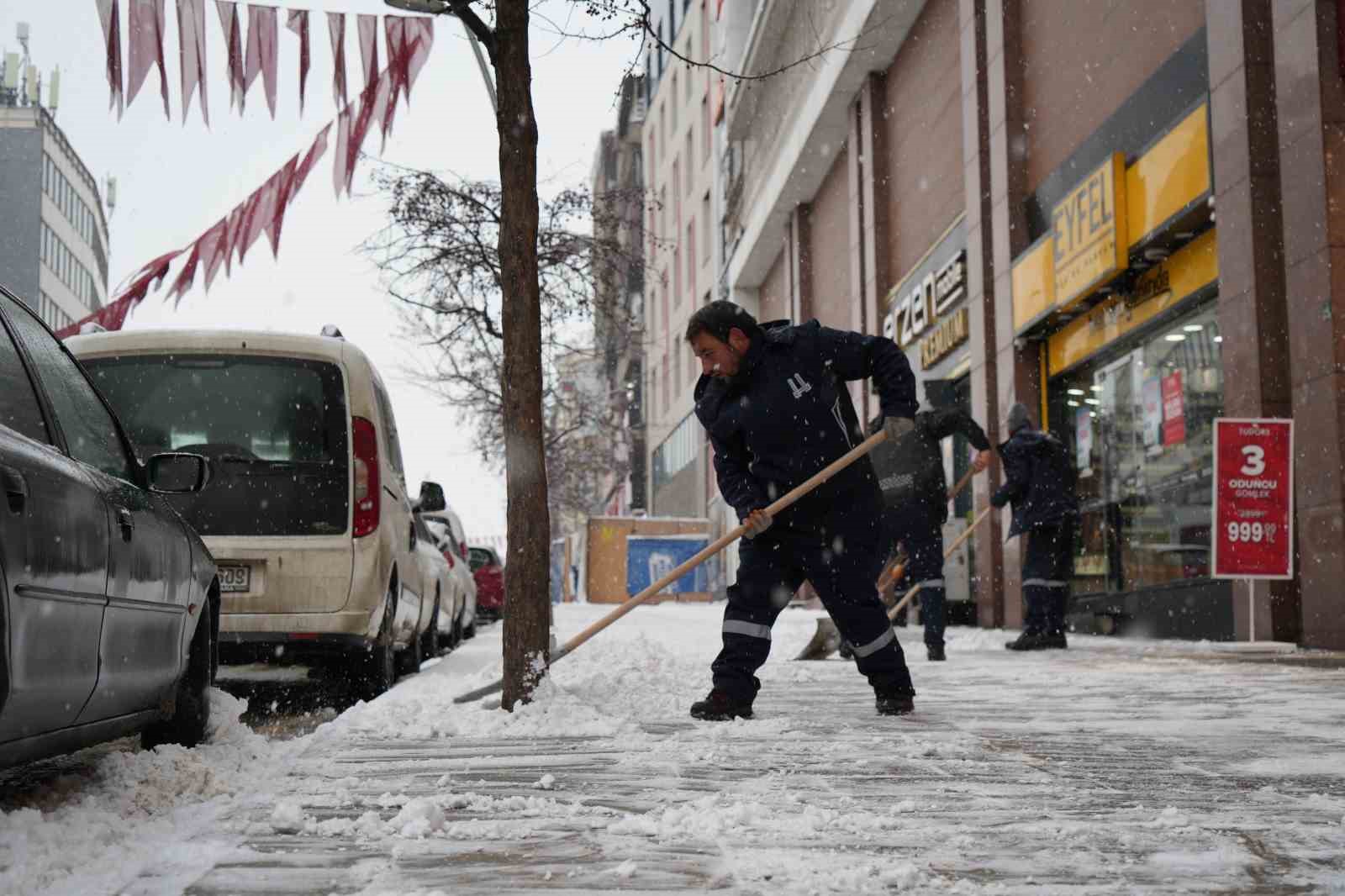 Erzurum’da kar yağışı etkili oluyor
Erzurum’da kar yağışı etkili oluyor