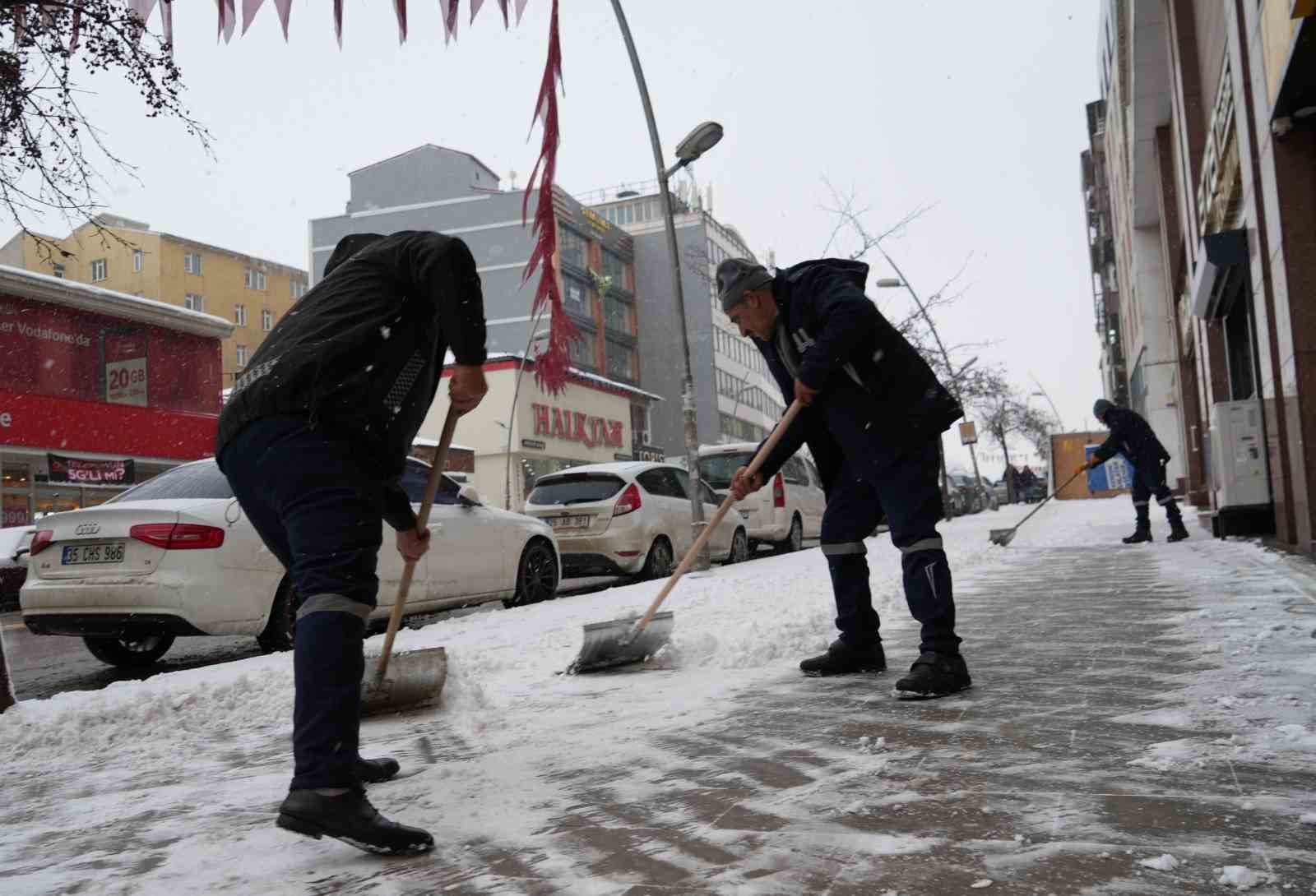 Erzurum’da kar yağışı etkili oluyor
Erzurum’da kar yağışı etkili oluyor