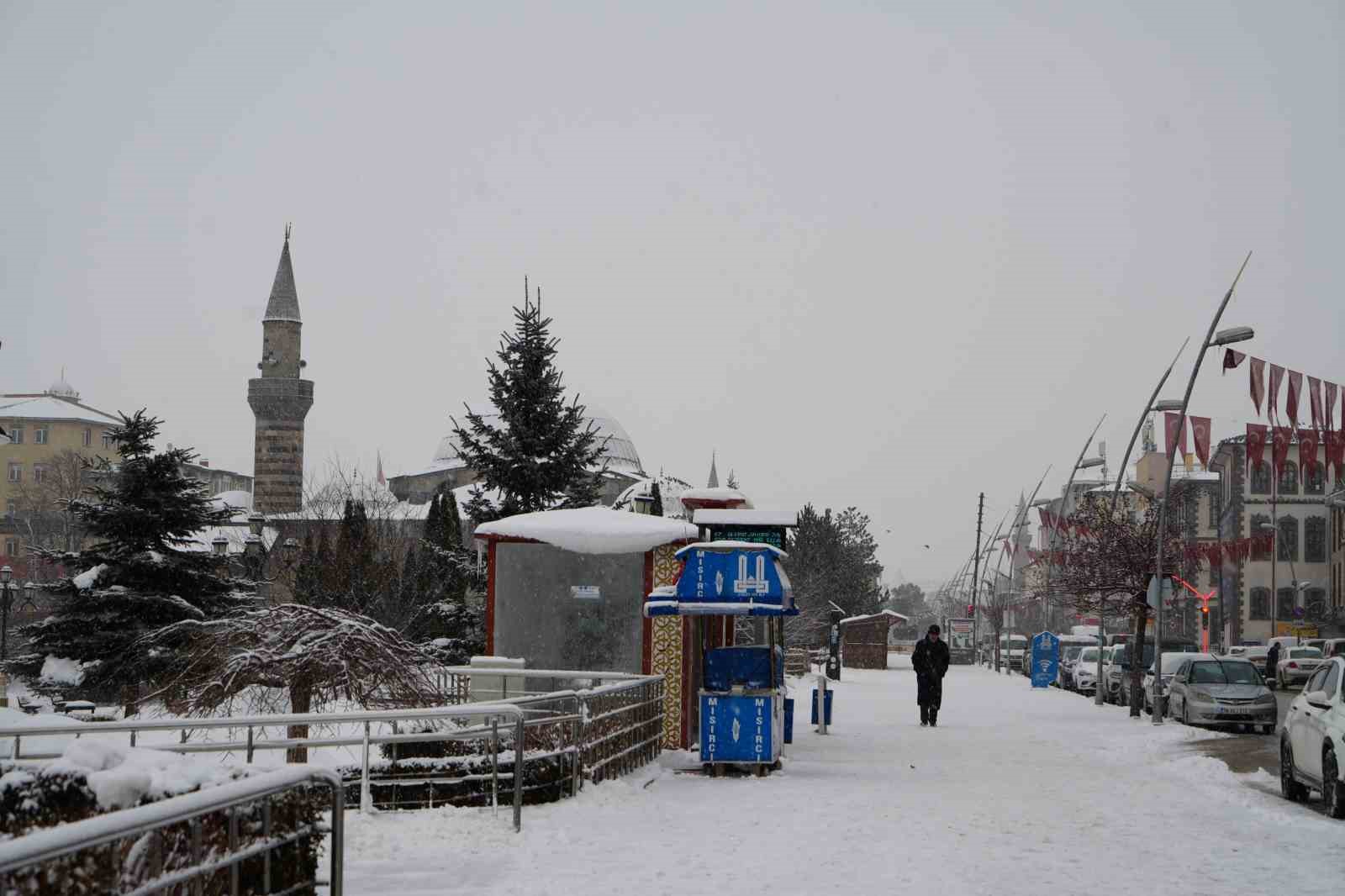 Erzurum’da kar yağışı etkili oluyor
Erzurum’da kar yağışı etkili oluyor