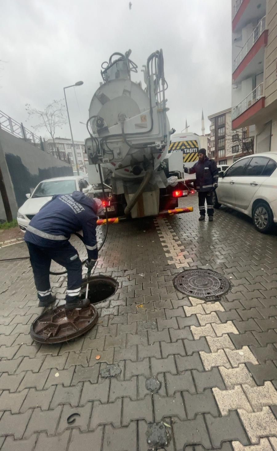 Esenyurt Belediyesi olumsuz hava şartlarına karşı 24 saat görev başında
