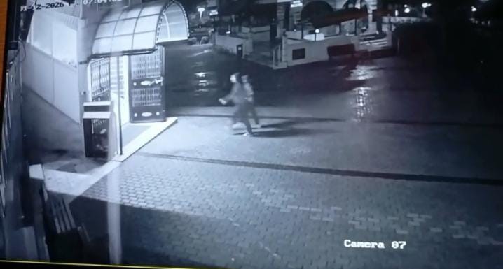 Eşi tarafından darp edilen kadın çocuğu ile birlikte camiye böyle sığındı
Eşi tarafından darp edilen kadın çocuğu ile birlikte camiye böyle sığındı